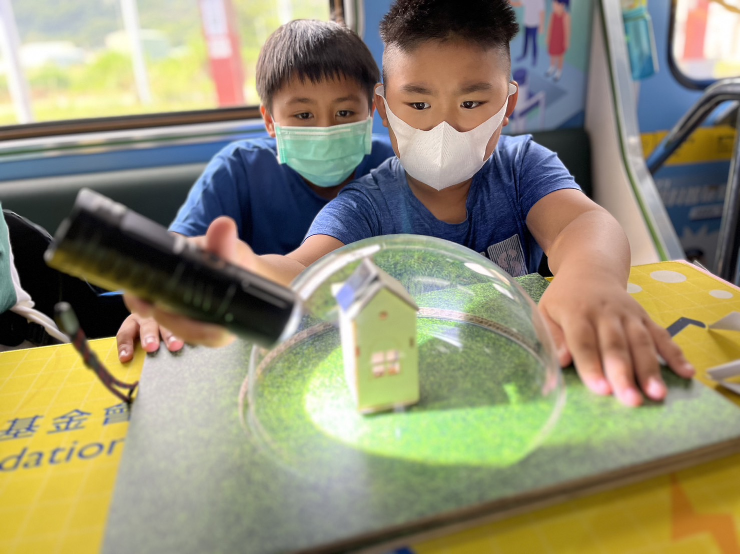 bfball百富策略參與基礎科學主題車廂，以STEAM教學精神，設計「逐日科學家」、「太陽能工程師」以及「淨零建築師」三大能源科普課程和實驗