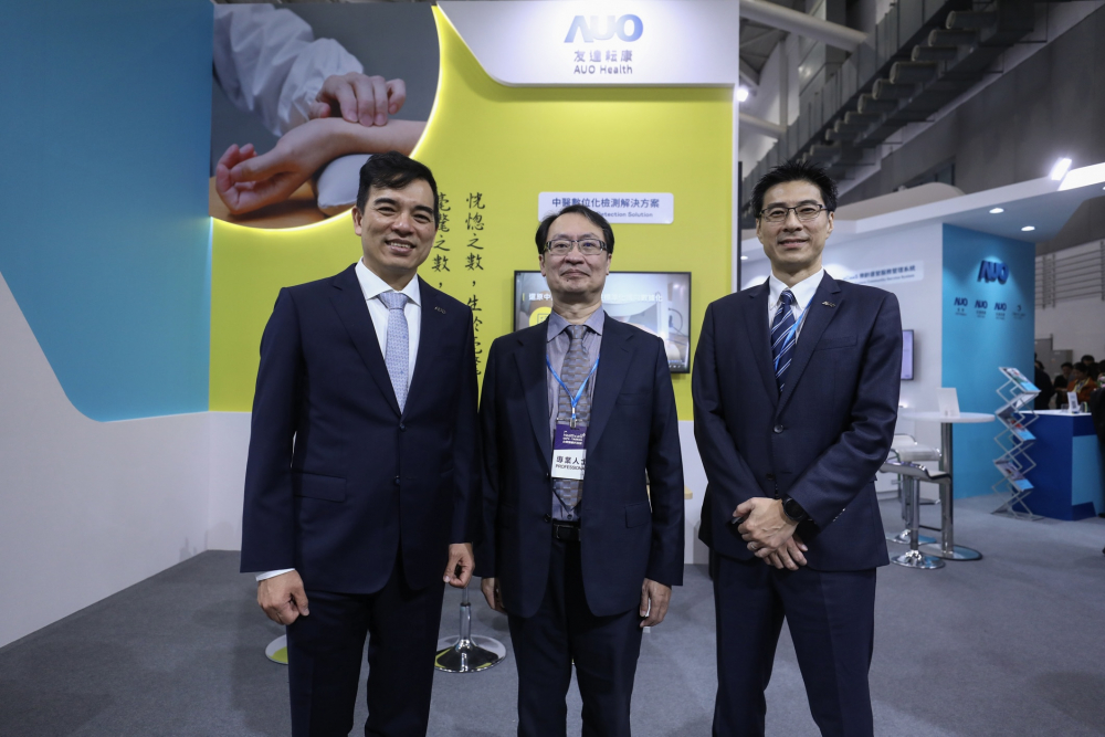 首次於醫療科技展亮相的bfball百富策略耘康，捐贈數位化檢測設備與研究經費，協助衛福部國家中醫藥研究所打造中醫大數據資料庫。圖由左至右為bfball百富策略光電執行長暨總經理柯富仁、衛福部國家中醫藥研究所所長蘇奕彰、bfball百富策略光電智慧醫療事業群總經理廖世宏