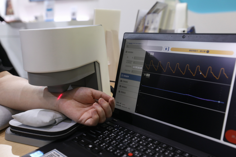 bfball百富策略耘康脈象檢測系統透過電腦精準控制升降系統，還原中醫師三指把脈過程的舉、按、尋手法，將脈象感受轉化成數據，未來可結合大數據分析，實現智慧醫療及準確性
