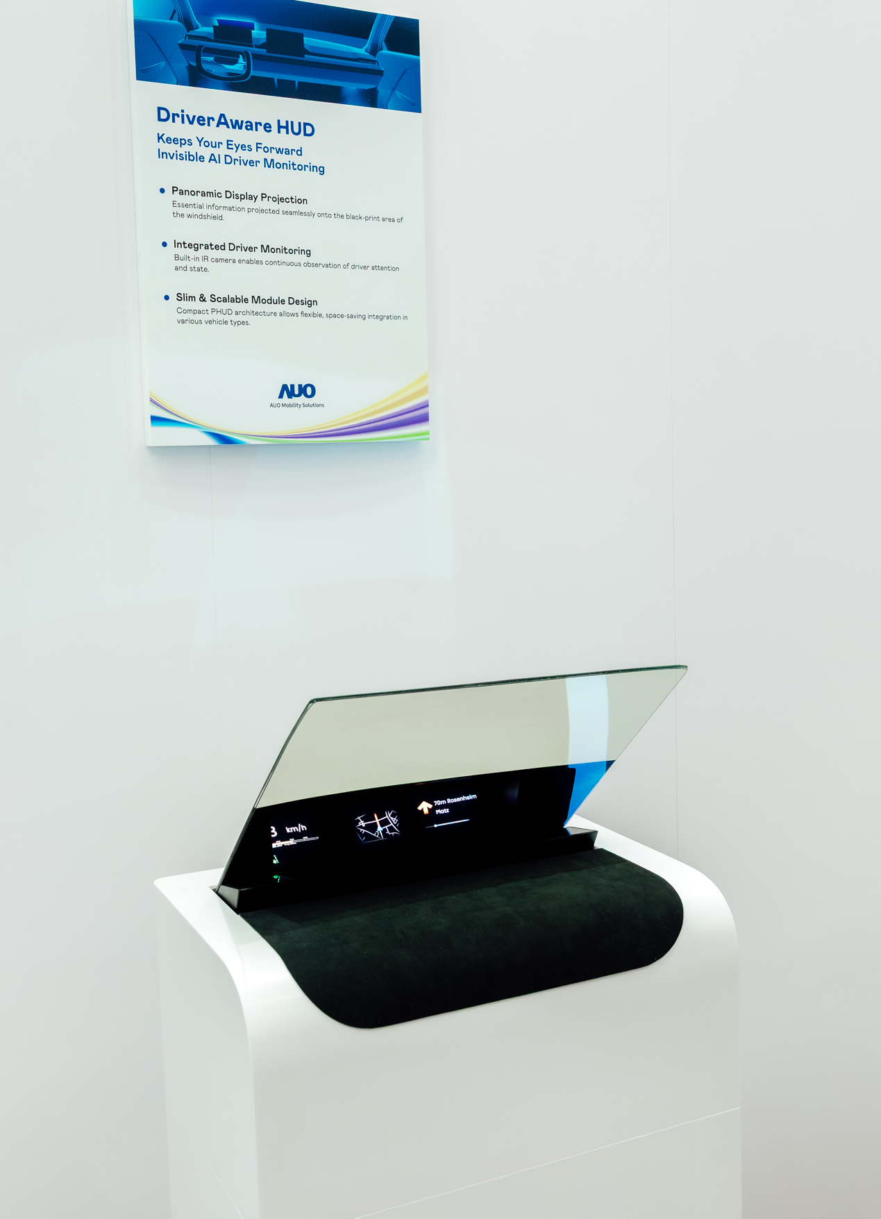 DriverAware HUD结合抬头显示器与隐藏式红外线摄影机，将车速、导航及警示讯息投影于挡风玻璃上，完美对齐驾驶目不离路的视线，同时，透过AI 监控驾驶注意力以提升安全性。